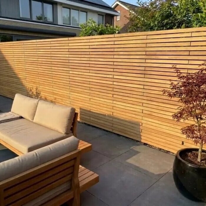 Teak Sichtschutz mit 5 cm Lamellen als Windschutz an einer Lounge
