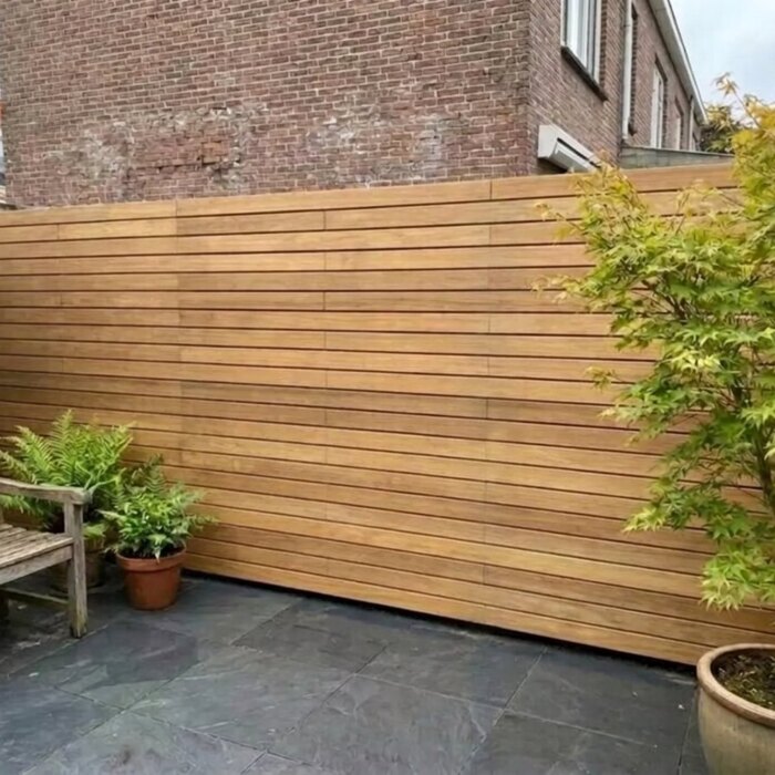 Blickdichter Teak Zaun mit 9 cm Lamellen in einem Stadtgarten mit japanischem Ahorn