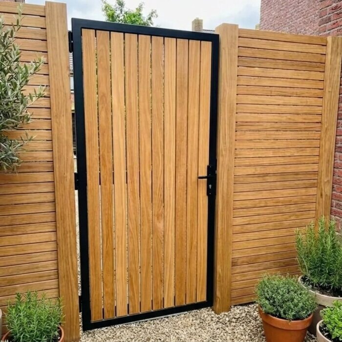 Teak Gartentor mit 1,90 m hohem Stahlrahmen in einem 2 m hohen Zaun Teak Gartentor mit 1,90 m hohem Stahlrahmen in einem 2 m hohen Zaun