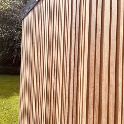 Exklusiver Ipe Hartholz-Zaun mit gefrästem Barcode-Profil (vollständig geschlossen).