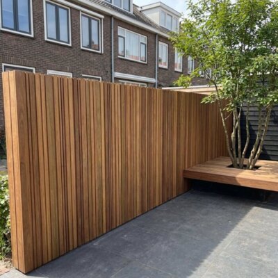 Ipe Barcode Zaun senkrecht in einem Stadtgarten