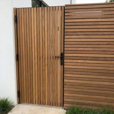Ipe Gartentor mit 5 cm Lamellen am Seiteneingang einer Villa