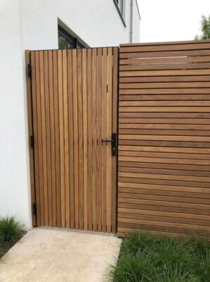Ipe Gartentor mit 5 cm Lamellen am Seiteneingang einer Villa