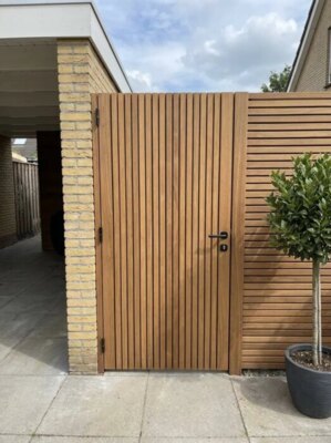 Ipe Gartentor mit 7 cm Lamellen neben einem Carport