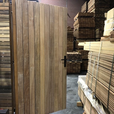 Exklusives doppelseitiges Ipé Hartholztor mit breiten 9 cm Lamellen