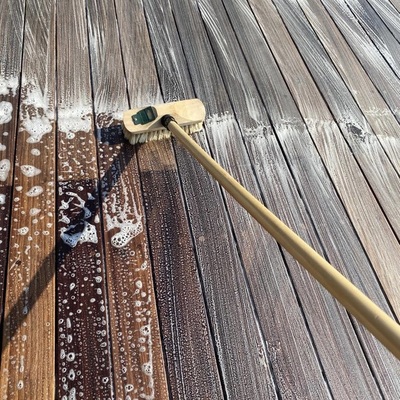 Ipe Hartholz Schrubben des Holzes mit Entfettungsmittel