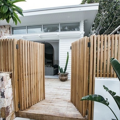 Doppeltes Ipé Lamellentor – Schwarzem Rahmen (4x4 cm)