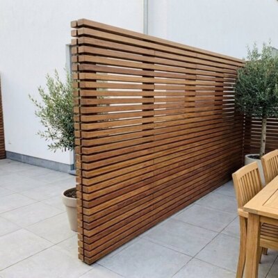 Ipe Zaun aus 4x4 cm Leisten, einseitig, neben einer Terrasse
