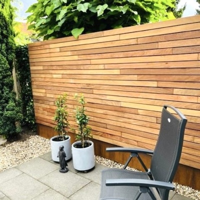 Moderner Holzzaun mit 7,0 cm langen Latten, die horizontal mit Befestigungsklammern aus Ipe-Hartholz montiert sind