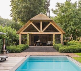 Poolhouse met punt dak design ambachtelijke schuur op maat