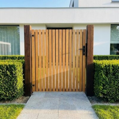 Gartentor aus Teakholz mit 7 cm Lamellen im Vorgarten eines modernen weißen Hauses
