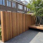 Ipe Barcode Zaun senkrecht in einem Stadtgarten