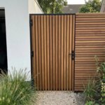 Ipe Gartentor mit 4x4 cm Leisten, doppelseitig und blickdicht, am Hinterausgang