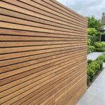 Ipe Lamellenwand 5 cm, Detail mit 5 mm Fuge und wildem Verband