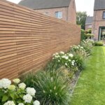 Ipe Lamellenwand mit 5 cm Lamellen als Gartenwand hinter einem Beet