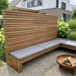 Ipe Lamellenwand mit 5 cm Lamellen hinter einer Sitzbank