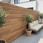 Ipe Zaun mit 5 cm Lamellen an einer Terrasse mit Olivenbäumen