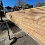 Langer Teakholz Zaun mit schmalen 5 cm Lamellen