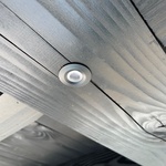 LED-Einbaustrahler im Dachbalken eines modernen Vordachs
