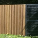Moderner Zaun Senkrecht aus dreifachen Bohlen IPE WOOD vollständig geschlossen