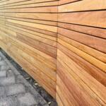 Moderne Ecklösung eines Ipé Variationszauns mit nahtlosem Übergang der Lamellen.