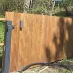 Moderner Zaun aus Dreifachlatten IPE WOOD komplett geschlossen