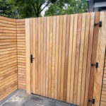 Modernes Gartentor aus Ipe mit 7,0 cm Lamellen