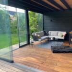 Modernes schwarzes Holzgartenhaus nach Maß mit Bauzeichnung