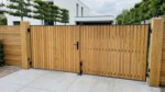 Teak Doppeltor nach Maß an einer modernen Villa, 5 cm Lamellen