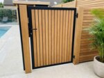 Teak Tor nach Maß zwischen Terrasse und Pool, 9 cm Lamellen