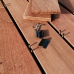 Terrassendielen aus Ipe-Hartholz Detail mit Nut und Feder für Clipmontage unsichtbare Schrauben
