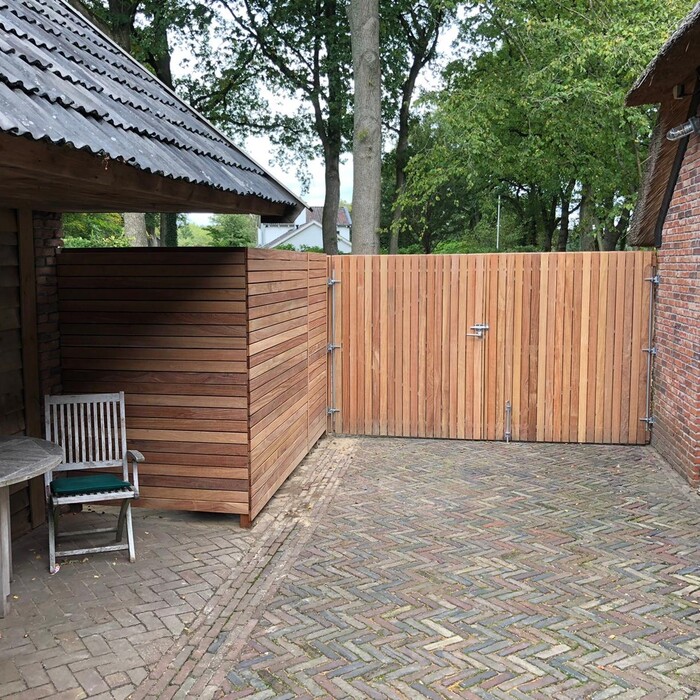 Doppeltor aus Holz mit passendem Seitenteil in einem Ipe Sichtschutzzaun