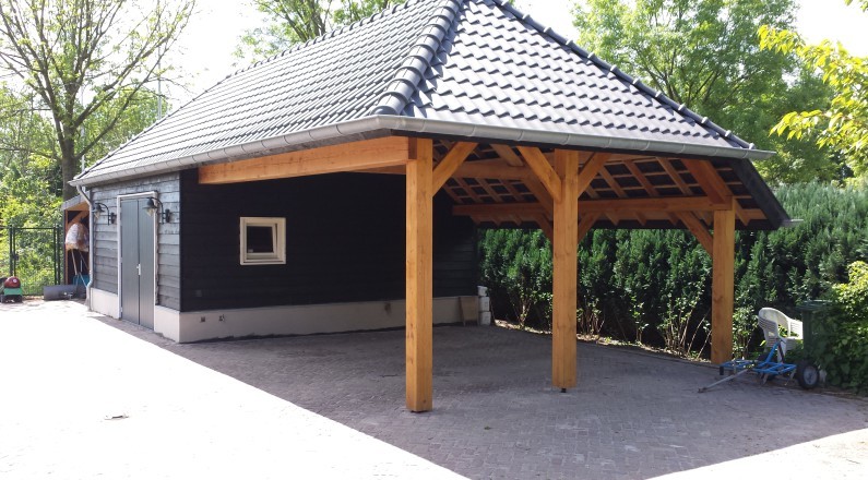 Luxuriöser Douglasie-Holzschuppen mit Satteldach und direkt angeschlossenem Carport