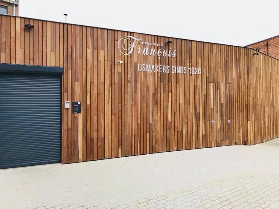 Modernes Firmengebäude mit vertikaler Fassadenverkleidung aus nachhaltigem Ipe-Holz