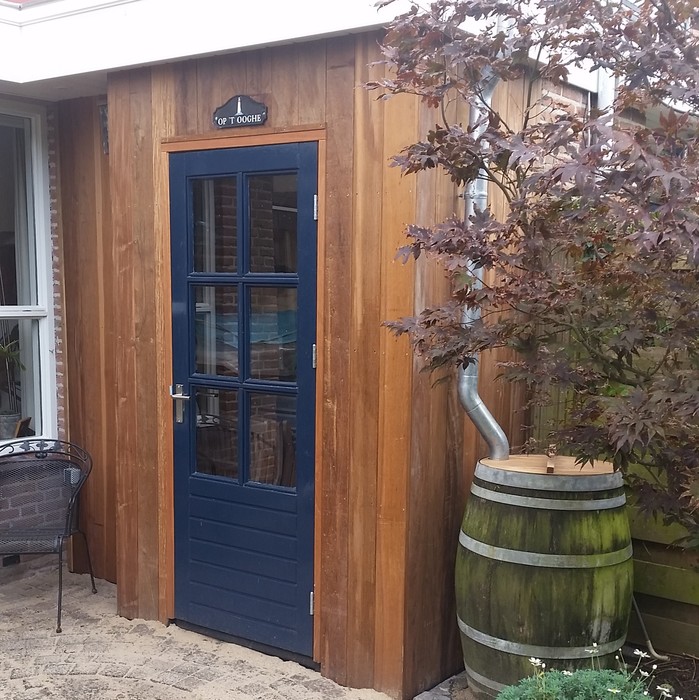 Moderner Anbau verkleidet mit vertikalen Ipé Hartholzlatten