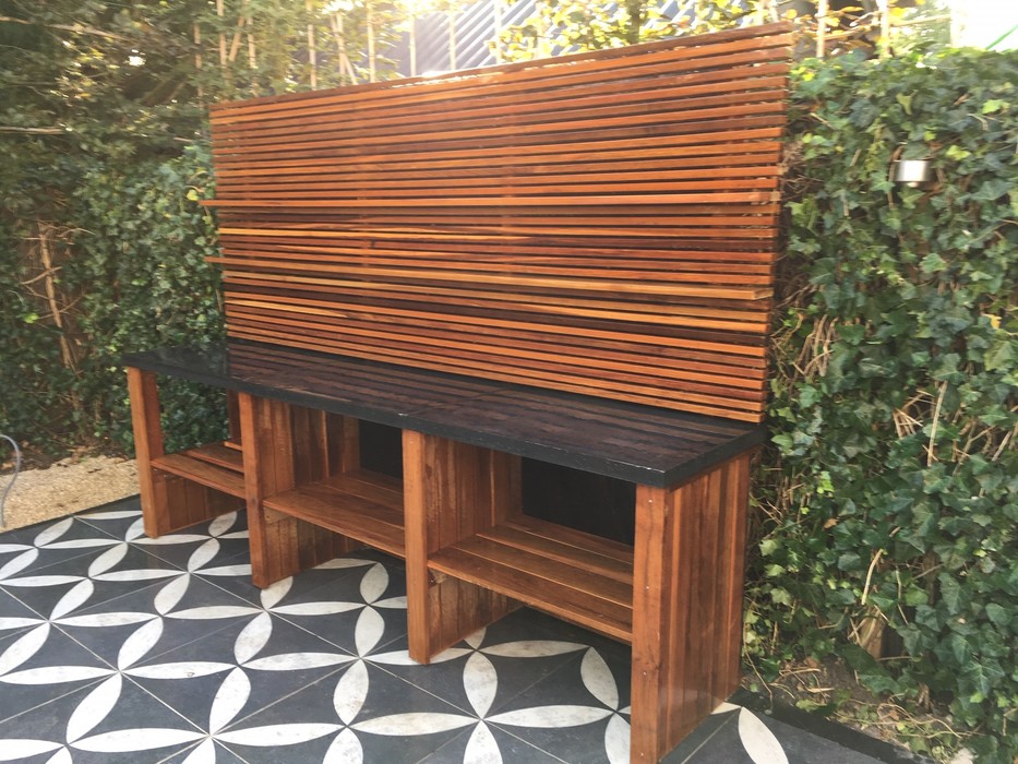 Luxuriöse Outdoor-Küche nach Maß aus Ipé Hartholzlatten und Balken