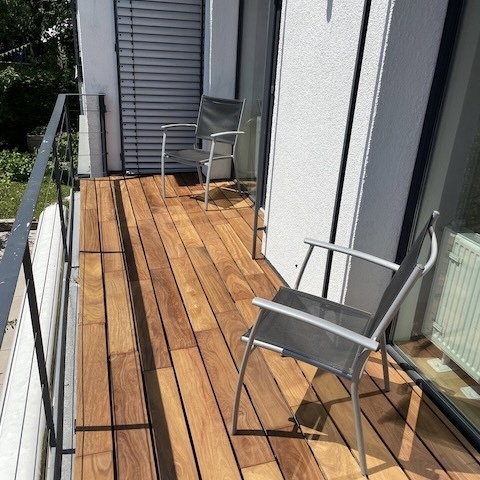 Moderner Balkon mit langlebigen Ipe Hartholz-Terrassendielen für eine natürliche Optik