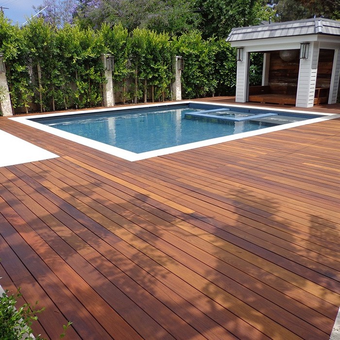 Luxuriöses Ipé-Hartholz-Pooldeck auf Bonaire mit dunklem UV-Schutzöl behandel