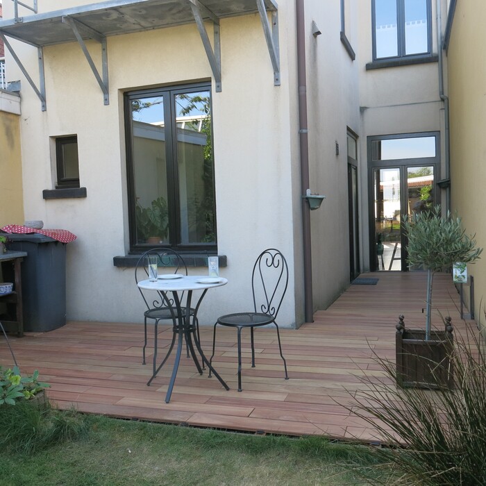 Luxuriöse Ipé Hartholzterrasse bei einem Ferienhaus ohne sichtbare Schrauben