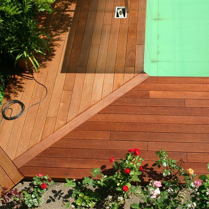 Vergleich zwischen geöltem Ipé-Hartholz und unbehandeltem, vergrautem Hol