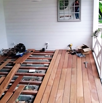 Luxuriöse 2,1 cm starke Ipé Hartholzdielen in einem modernen Garten