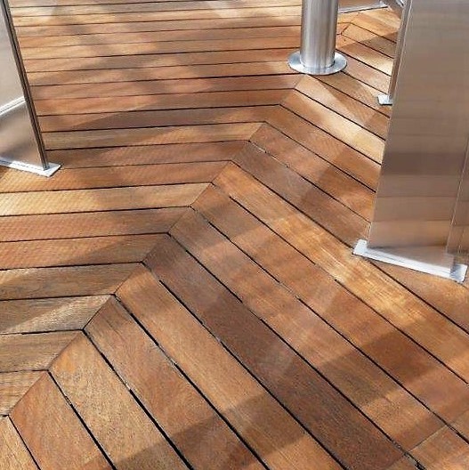 Luxuriöses Ipé-Deck auf einer Dachterrasse mit auf Gehrung geschnittenen Ecken