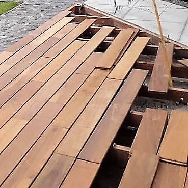 Montage von Ipé Terrassendielen mit einem Klicksystem auf Aluminiumschienen