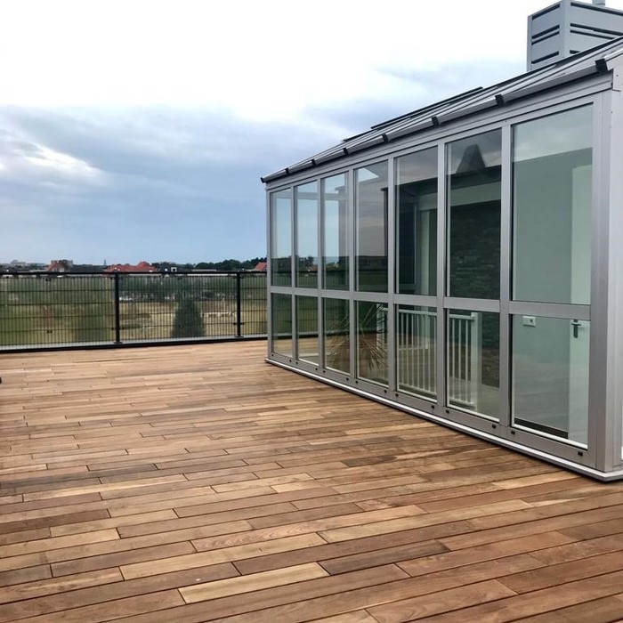 Ipé-Terrassendielen montiert mit Clips für eine automatisch gleichmäßige Fuge