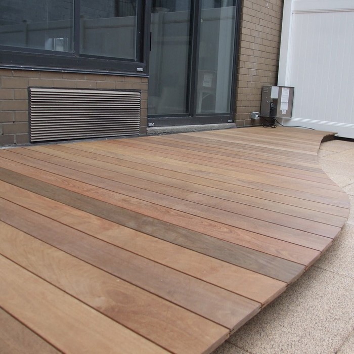 Luxuriöse Ipé-Hartholzterrasse mit rund geschnittener Kante