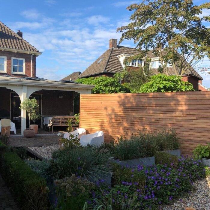 Stimmungsvoller und geradliniger Ipe-Lamellenzaun in einem kompakten Stadtgarten für optimale Privatsphäre und ein modernes Design