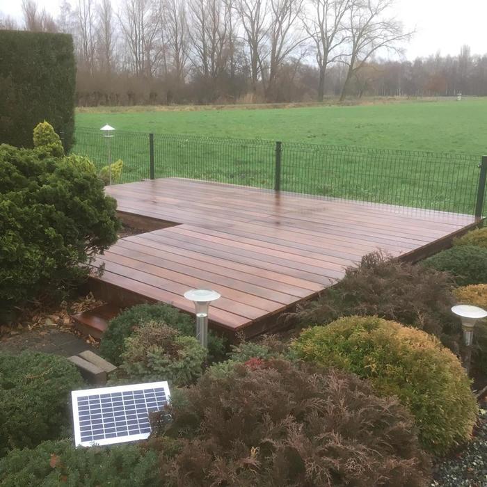 Langlebige Mukulungu Hartholzterrasse mit warmer rotbrauner Farbe