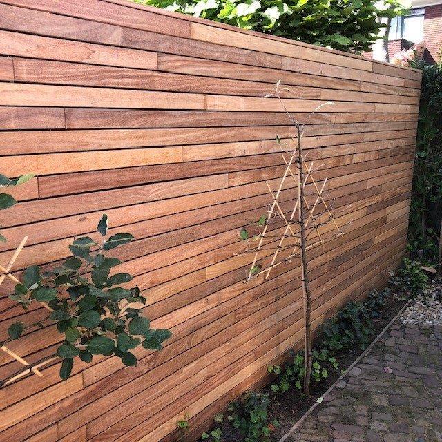 Hochwertiger Ipe-Sichtschutzzaun mit 7 cm breiten Lamellen für optimale Privatsphäre und ein elegantes Gartendesign