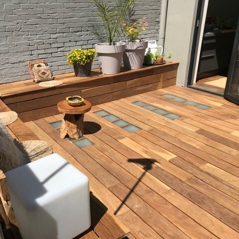 Montage von Terrassendielen mit unsichtbaren Clips und Schrauben