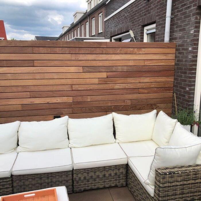 Alten Zaun erneuern durch eine Nachrüstung mit neuen Ipe-Holzlamellen auf dem vorhandenen Rahmen